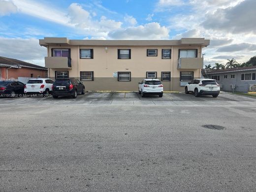 ハイアリア, Miami-Dade Countyのアパートメント・コンプレックス