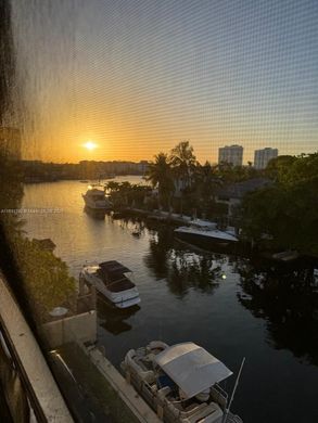 Residential complexes in North Miami Beach, Miami-Dade