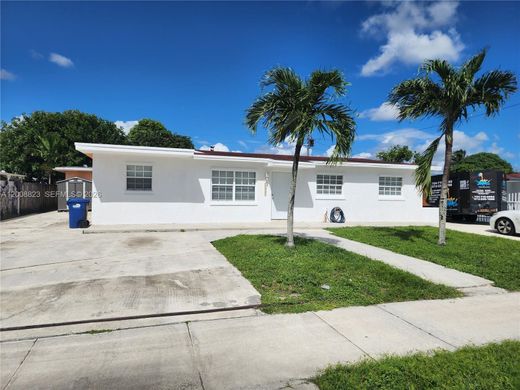 Residential complexes in Miami Gardens, Miami-Dade