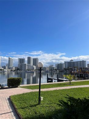 Residential complexes in Hallandale, Broward County