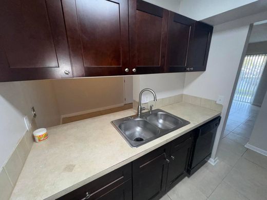 Residential complexes in West Palm Beach, Palm Beach