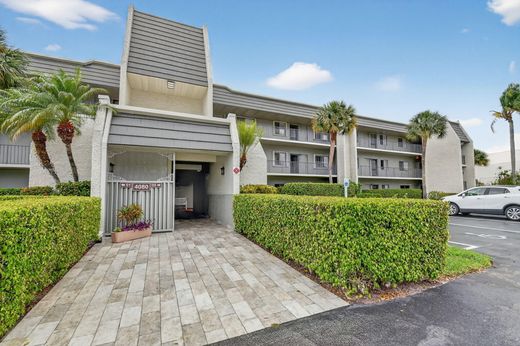 Residential complexes in Lake Worth, Palm Beach