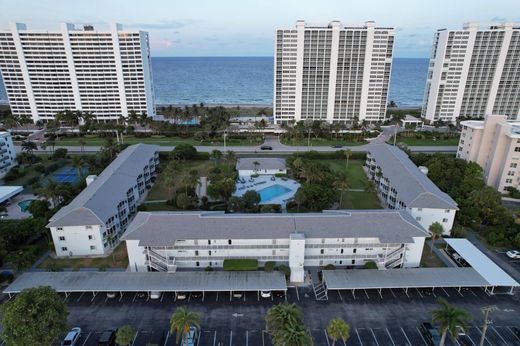 Residential complexes in Boca Raton, Palm Beach