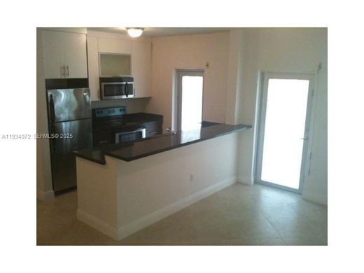 Residential complexes in Miami Beach, Miami-Dade