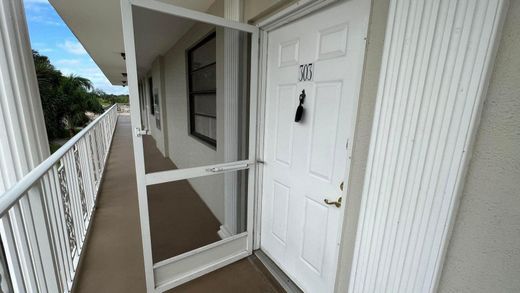 Residential complexes in Boca Raton, Palm Beach