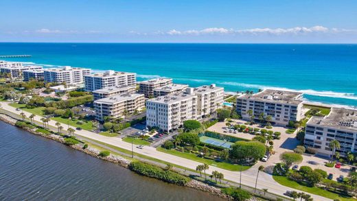 Residential complexes in Palm Beach, Florida