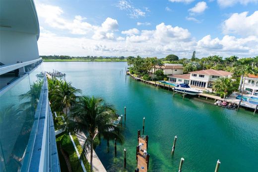 Residential complexes in Bay Harbor Islands, Miami-Dade
