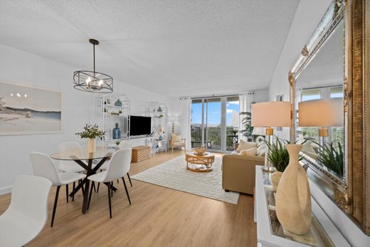 Residential complexes in South Palm Beach, Palm Beach
