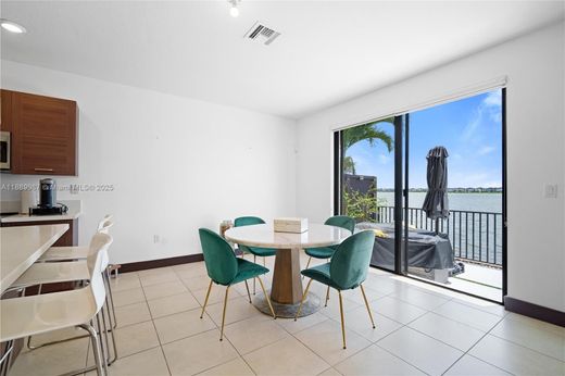 Casa di città a Miami Lakes, Miami-Dade County