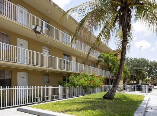 ハイアリア, Miami-Dade Countyのアパートメント・コンプレックス