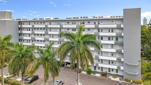 Residential complexes in Hallandale, Broward County