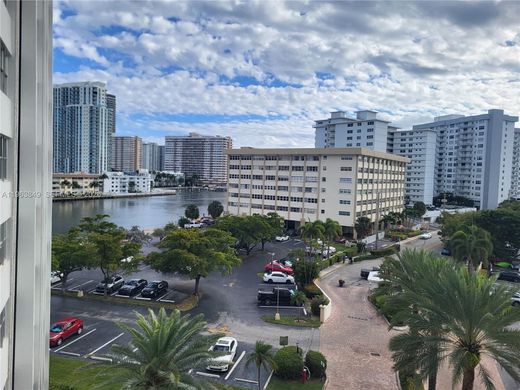 Complexes résidentiels à Hallandale Beach, Comté de Broward