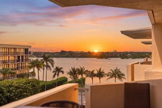 Residential complexes in Palm Beach, Florida
