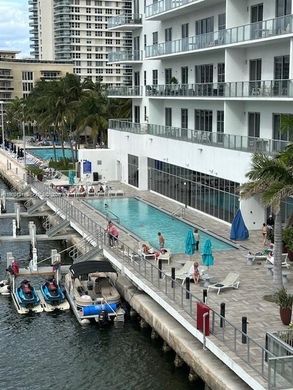 Residential complexes in Hollywood, Broward County