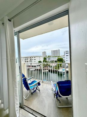 ‏בניין ב  North Miami Beach, Miami-Dade County