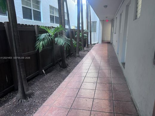 Residential complexes in Miami Beach, Miami-Dade