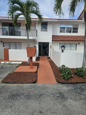 Townhouse in Coral Springs, Broward County