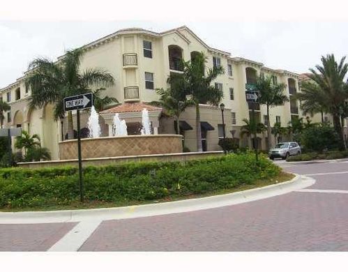 Residential complexes in Boynton Beach, Palm Beach