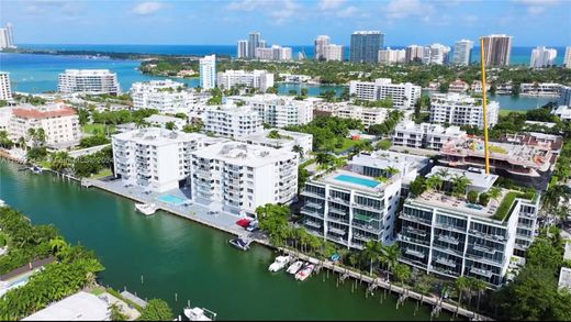 Bay Harbor Islands, Miami-Dade Countyのアパートメント・コンプレックス