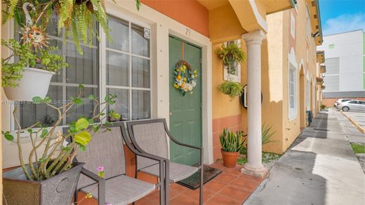 ハイアリア, Miami-Dade Countyのアパートメント・コンプレックス