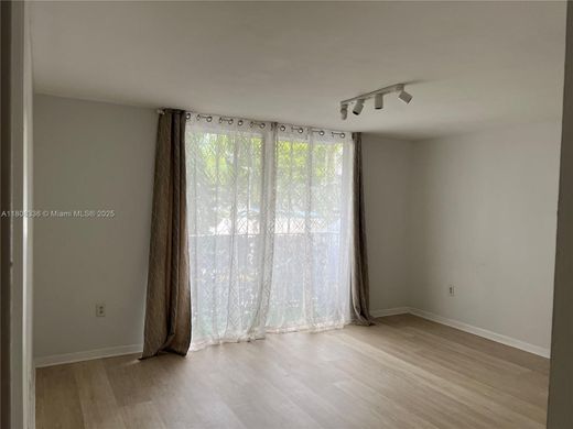 マイアミ, Miami-Dade Countyのアパートメント・コンプレックス