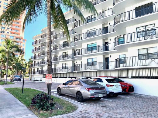 Residential complexes in Fort Lauderdale, Broward County