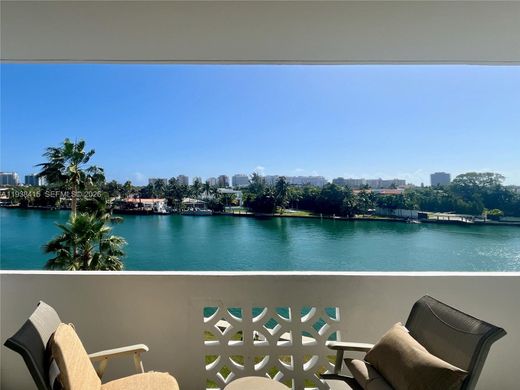 Wohnkomplexe in Bay Harbor Islands, Miami-Dade County