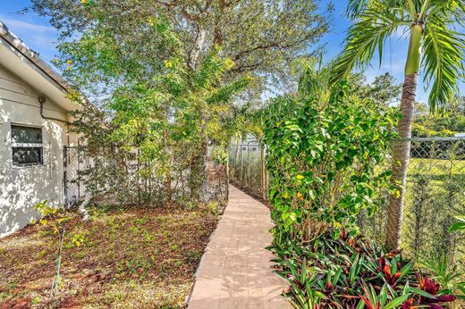Residential complexes in Boca Raton, Palm Beach