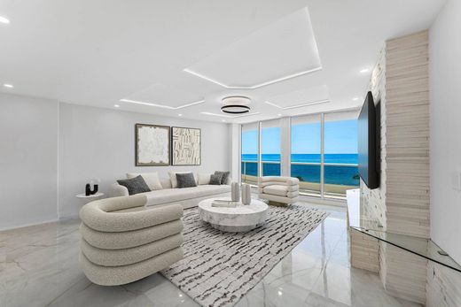 Residential complexes in Boca Raton, Palm Beach