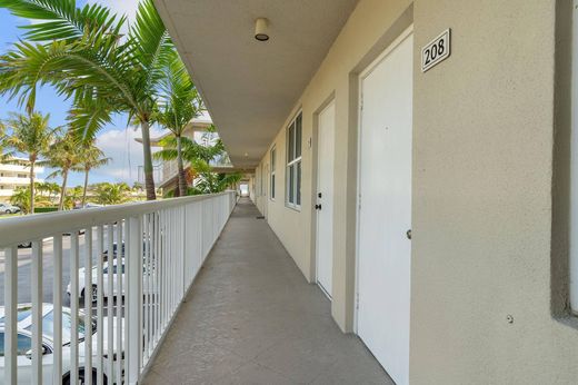 Residential complexes in Palm Beach, Florida