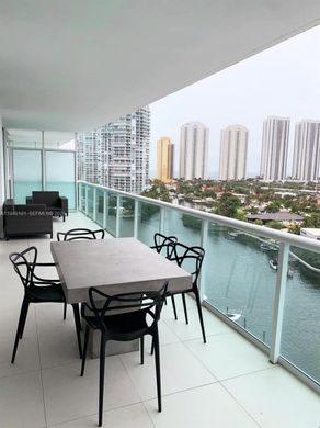 Complexes résidentiels à Sunny Isles Beach, Comté de Miami-Dade