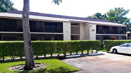 Residential complexes in Deerfield Beach, Broward County