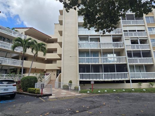 Lauderhill, Broward Countyのアパートメント・コンプレックス