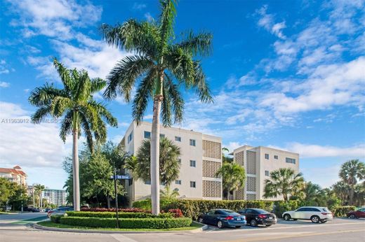 Residential complexes in Bay Harbor Islands, Miami-Dade