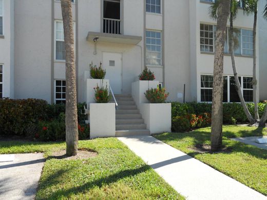 Residential complexes in Boca Raton, Palm Beach