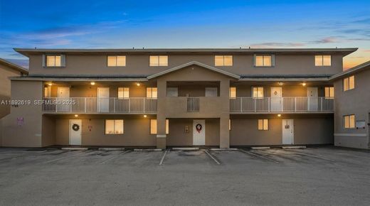 ハイアリア, Miami-Dade Countyのアパートメント・コンプレックス