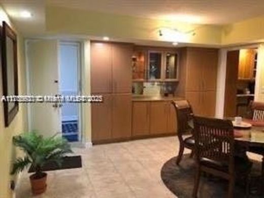 Residential complexes in Miami Beach, Miami-Dade