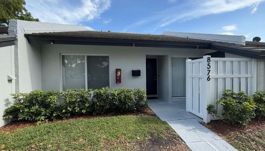 Townhouse in Coral Springs, Broward County