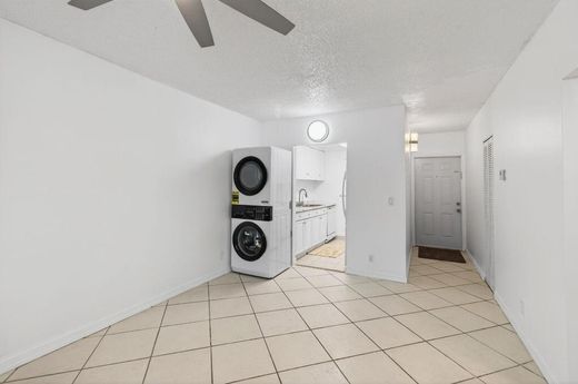 Residential complexes in Boca Raton, Palm Beach