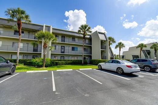 Residential complexes in Lake Worth, Palm Beach