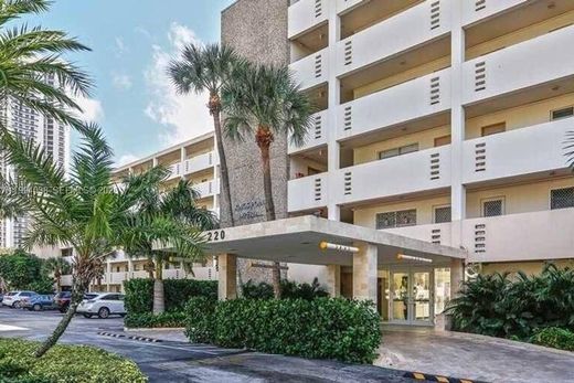 Residential complexes in Sunny Isles Beach, Miami-Dade