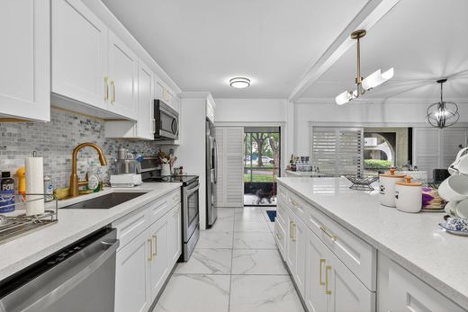 Residential complexes in Boca Raton, Palm Beach