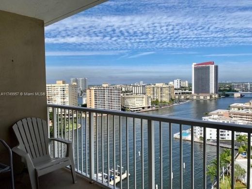 Hallandale Beach, Broward Countyのアパートメント・コンプレックス