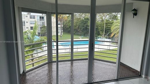 マイアミ, Miami-Dade Countyのアパートメント・コンプレックス