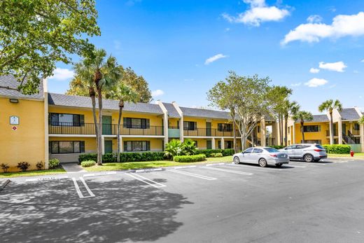Residential complexes in Boynton Beach, Palm Beach