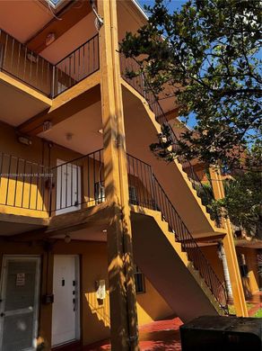 ハイアリア, Miami-Dade Countyのアパートメント・コンプレックス