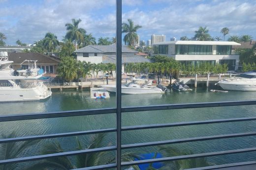 Residential complexes in North Miami Beach, Miami-Dade