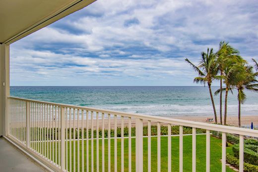 Residential complexes in Highland Beach, Palm Beach