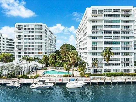 Residential complexes in Fort Lauderdale, Broward County