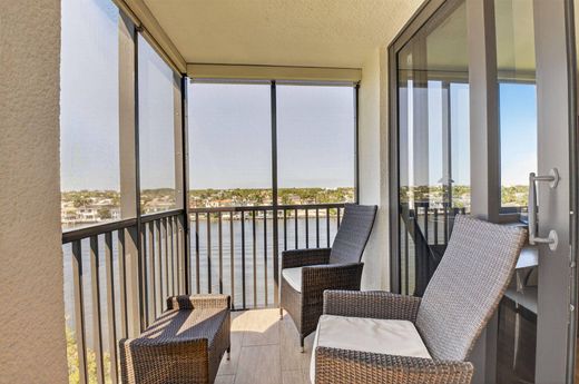 Residential complexes in Highland Beach, Palm Beach